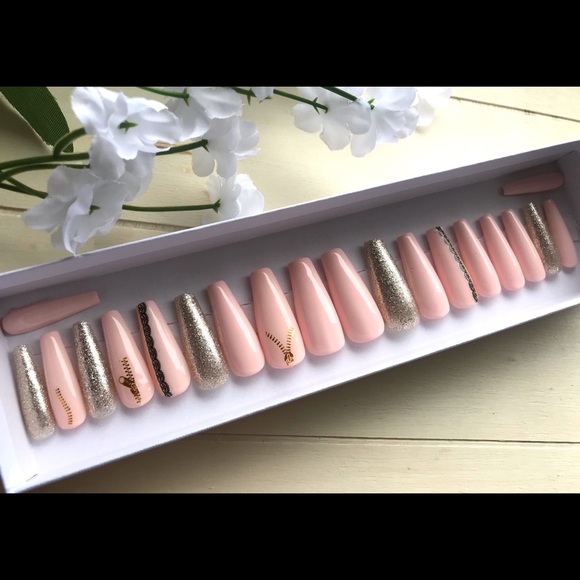 Press on nails - Picture 1 of 6